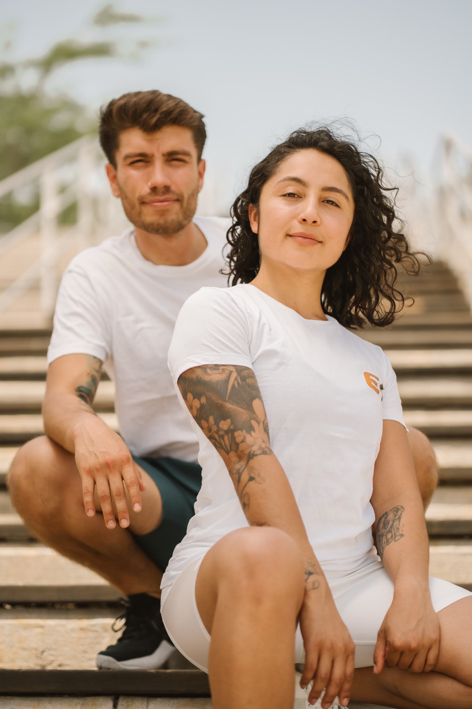 Erick y Natalia sentados juntos en unas escaleras
